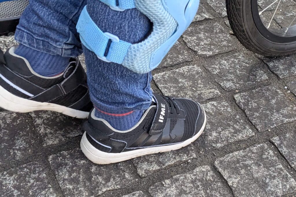 わが子がイフミーライトワイドを履いている様子